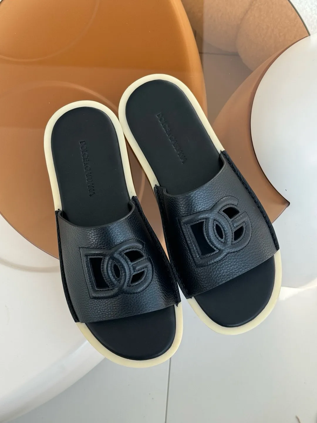 [DG*Dolce & Gabbana] P: 400💰 Size: 38-46 yards D&G/Dolce & Gabbana men’s DG hollow suede slippers FARFETCH original craftsmanship high-end quality